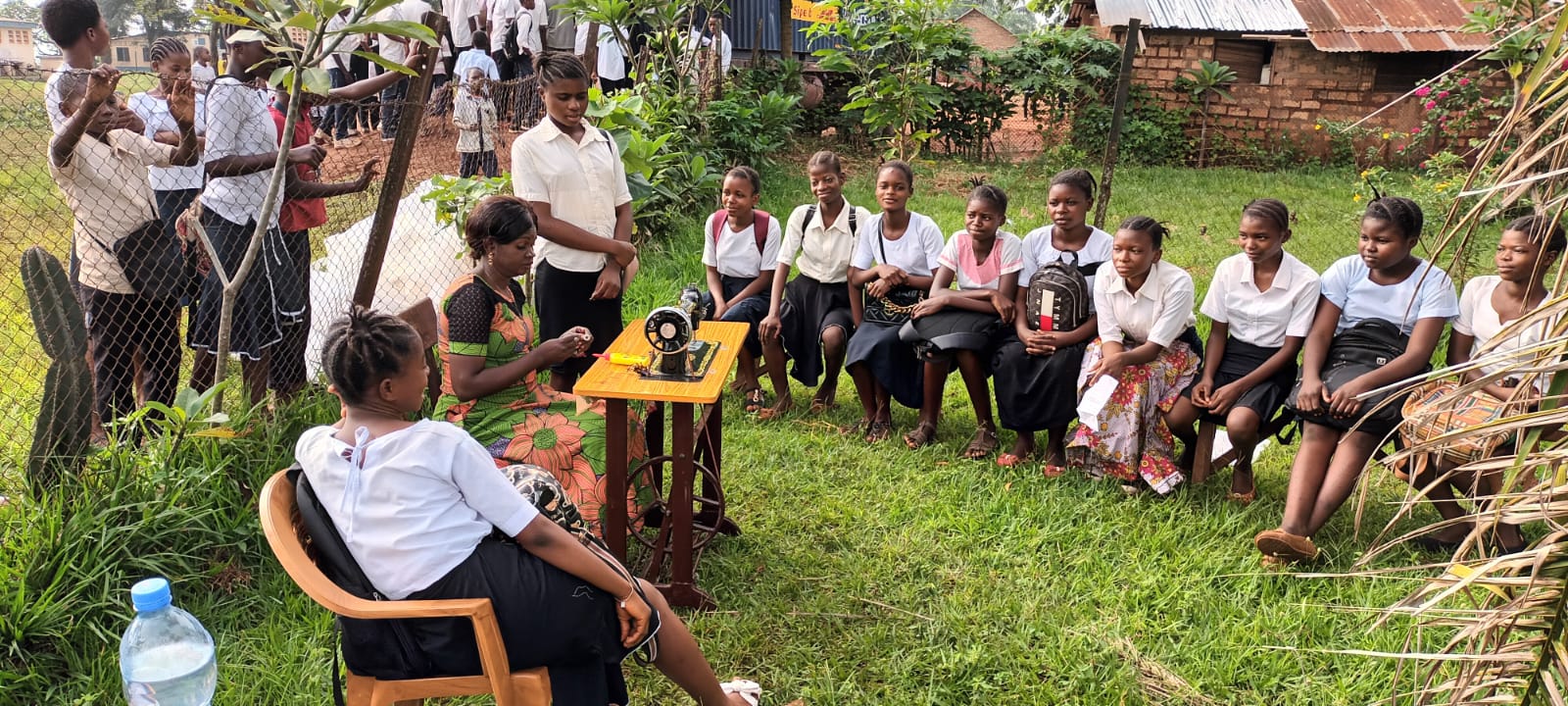 Nähschule unter Bäumen