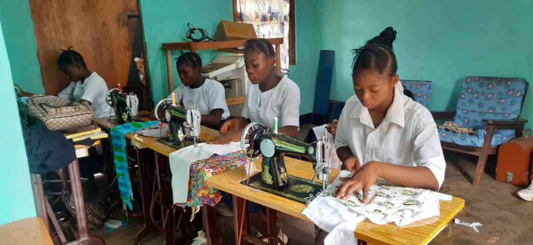 Naehmaschine Ausbildung in Naehen und Schneidern